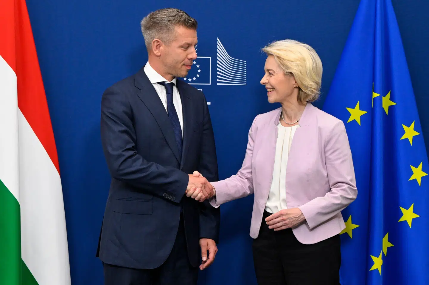 EU-Kommissionens formand, Ursula von der Leyen, mødte fredag Ungarns nye premierminister, Péter Magyar, i Bruxelles. Her indgik de to parter en aftale, der kan normalisere forholdet efter Viktor Orbáns valgnederlag.