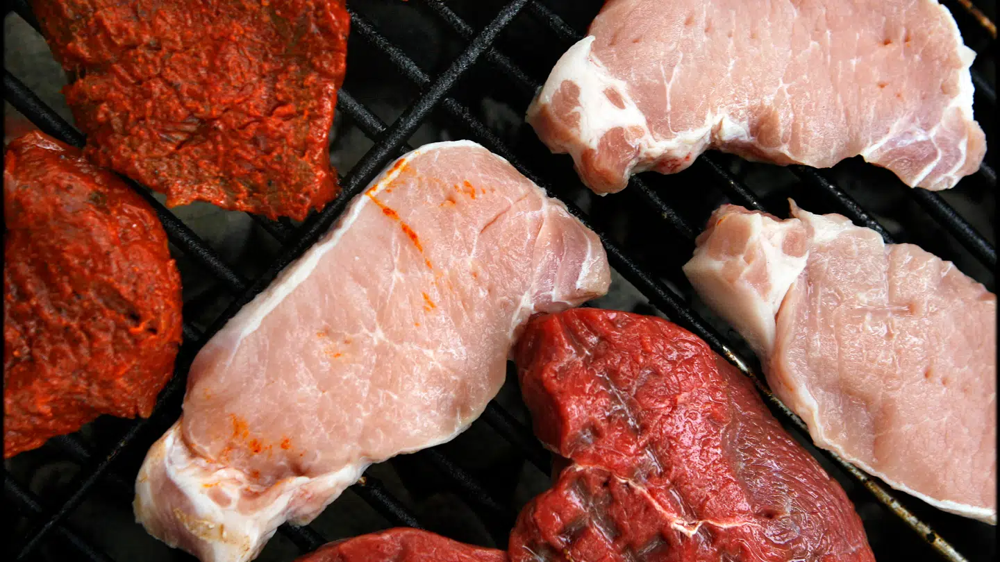 Mange danskere smider lige nu kød på grillen. B.T. har lavet et stort pristjek af grillkødet.