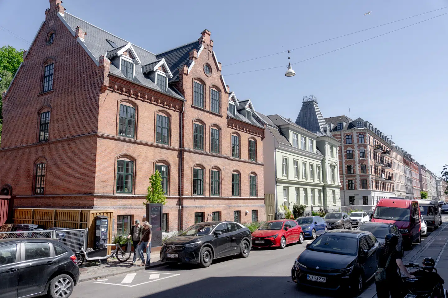 Menighedsrådet i Vesterbro Sogn i København har udlejet to store, nyistandsatte lejligheder til en fordelagtig husleje på Valdemarsgade. Men stiftet mener, at det er i strid med loven.