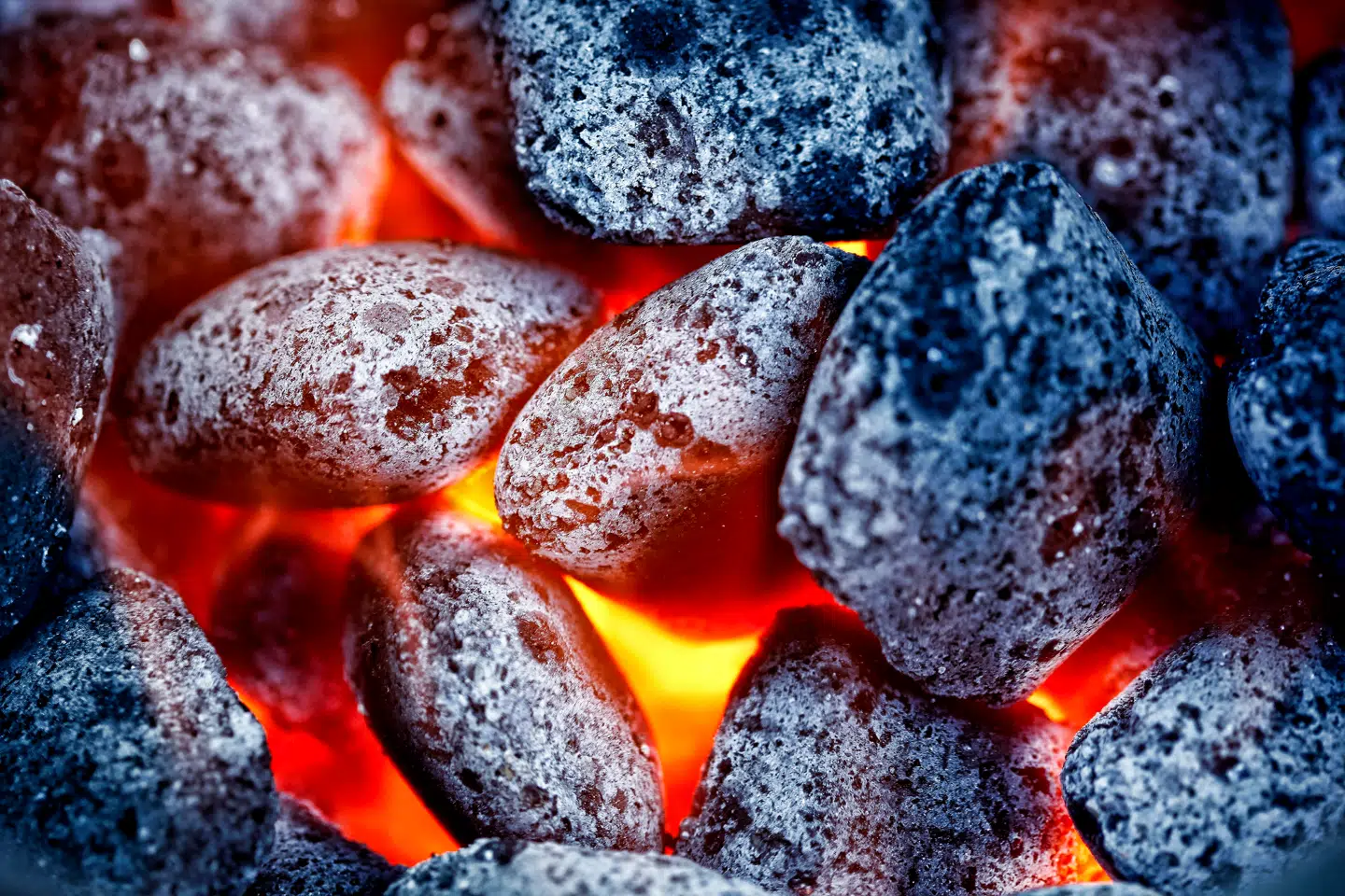 Grillkul kan holde på varmen i mere end et døgn, så man skal være helt sikker på, at den sidste glød er slukket, advarer Bjarne Nigaard, der er sekretariatschef i Danske Beredskaber.