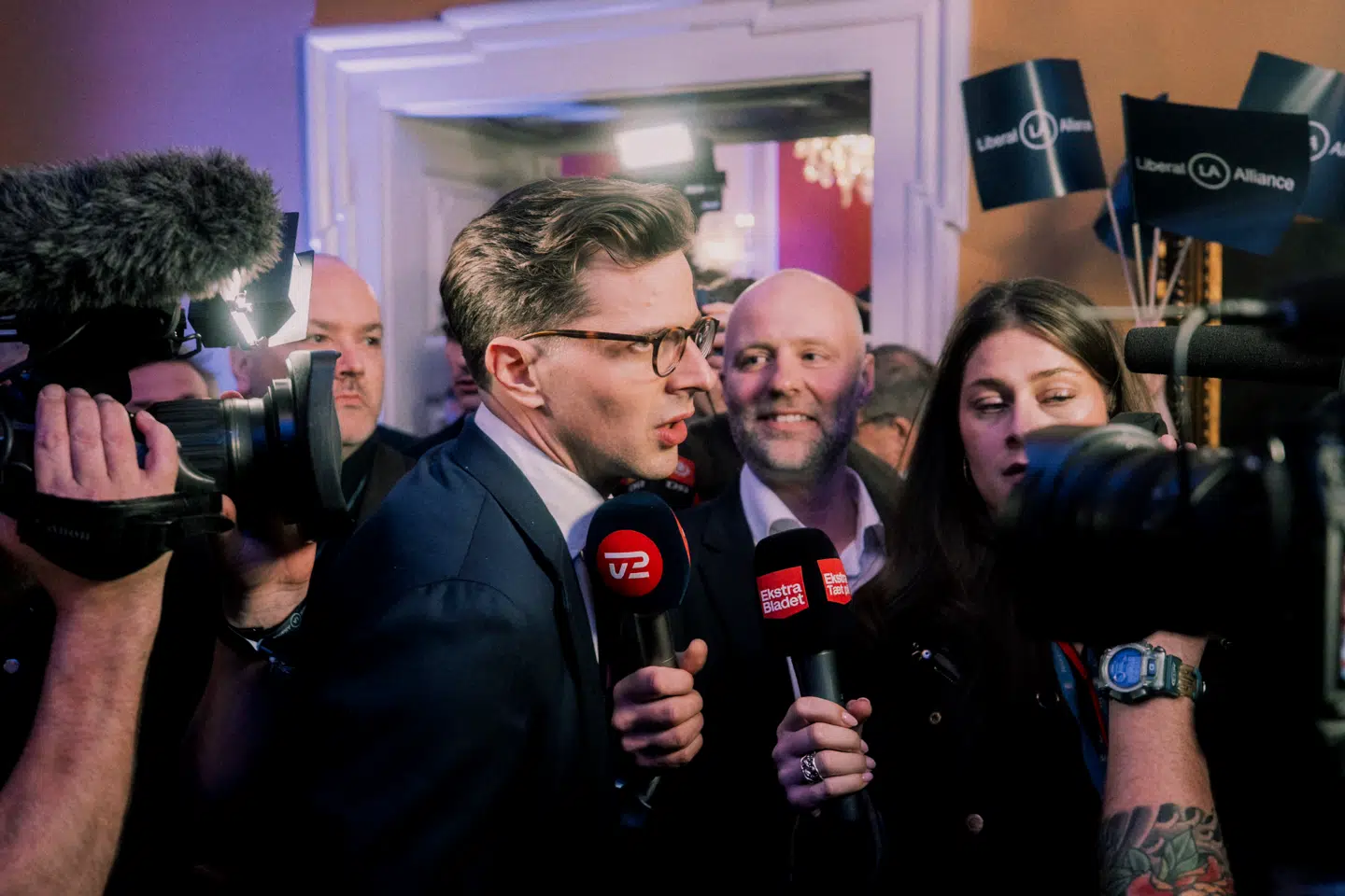Alex Vanopslagh ankommer til Liberal Alliances valgfest i marts. Partiets seniorrådgiver Peter Astrup kan anes bag Vanopslagh. Han er nu blevet fyret fra partiet.
