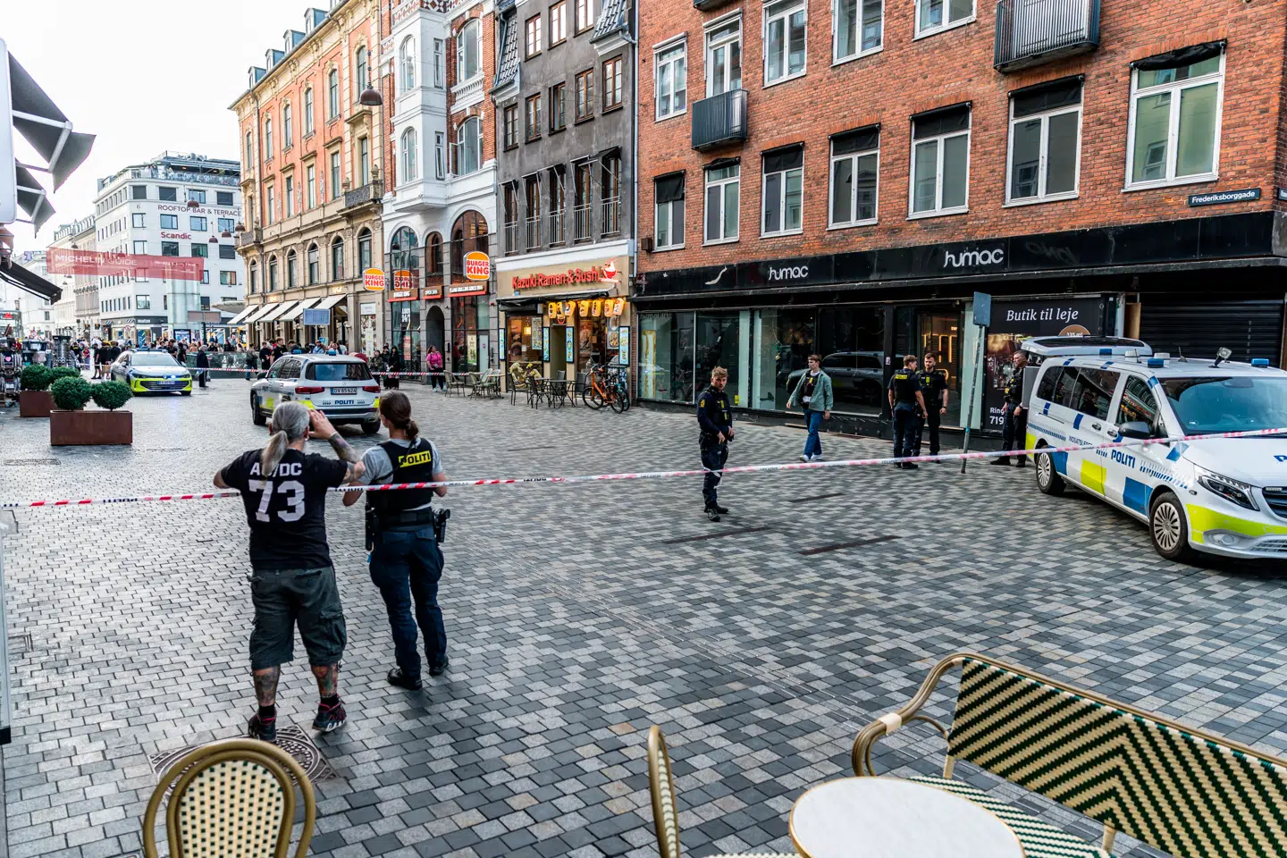Politiet afspærrede en del af Frederiksborggade i København efter et knivstikkeri fredag.