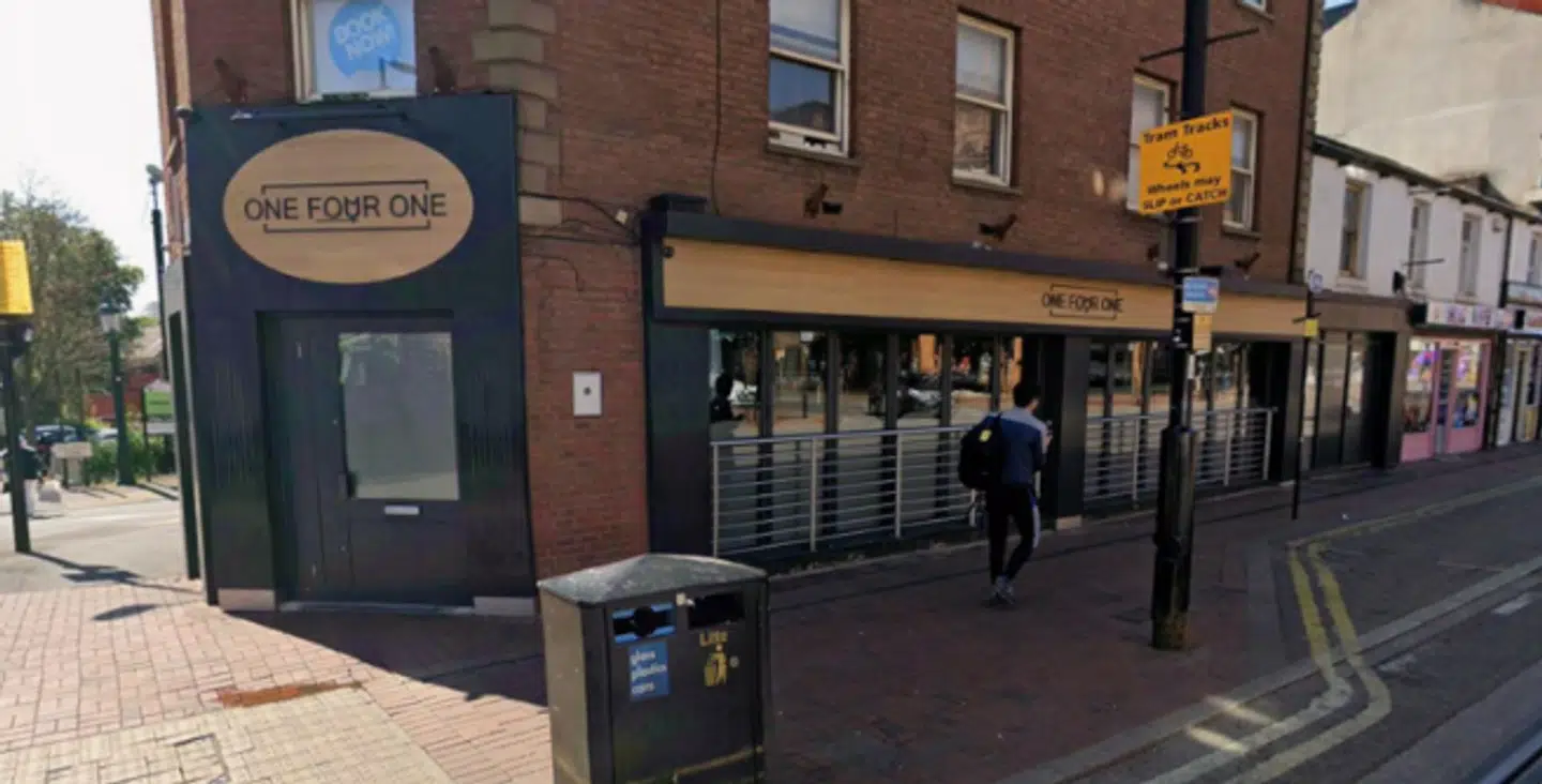 Mordet skete foran One Four One Bar på Sheffields West Street.