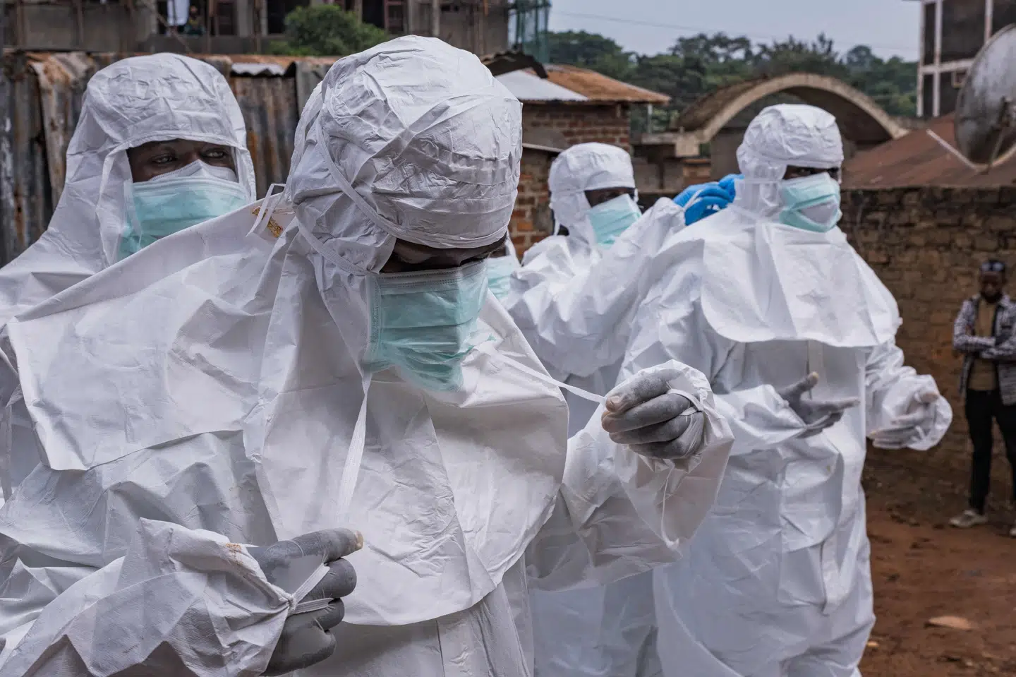 Sundhedsmedarbejdere bærer beskyttelsesudstyr for ikke at blive smittet med ebola i DR Congo og Uganda, hvor der er registreret flere tilfælde. Værst er det gået ud over DR Congo, hvor flere end 1000 personer menes at være smittet med den livsfarlige virussygdom. (Arkivfoto).