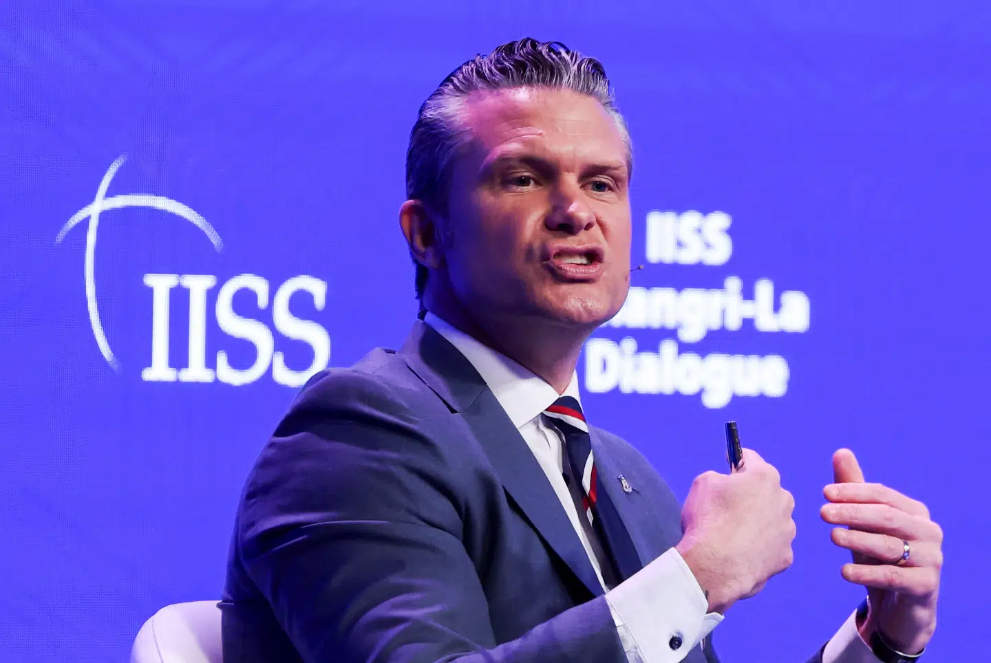 USAs forsvarsminister Pete Hegseth er kendt for bombastiske taler. Hans udtalelser til forsvarstopmødet Shangri-La i Singapore var ingen undtagelse. Hans bud på, hvordan USAs forsvarsstrategi i Stillehavet skal fortolkes lyder: »Tal blødt, men bær en stor kæp.«