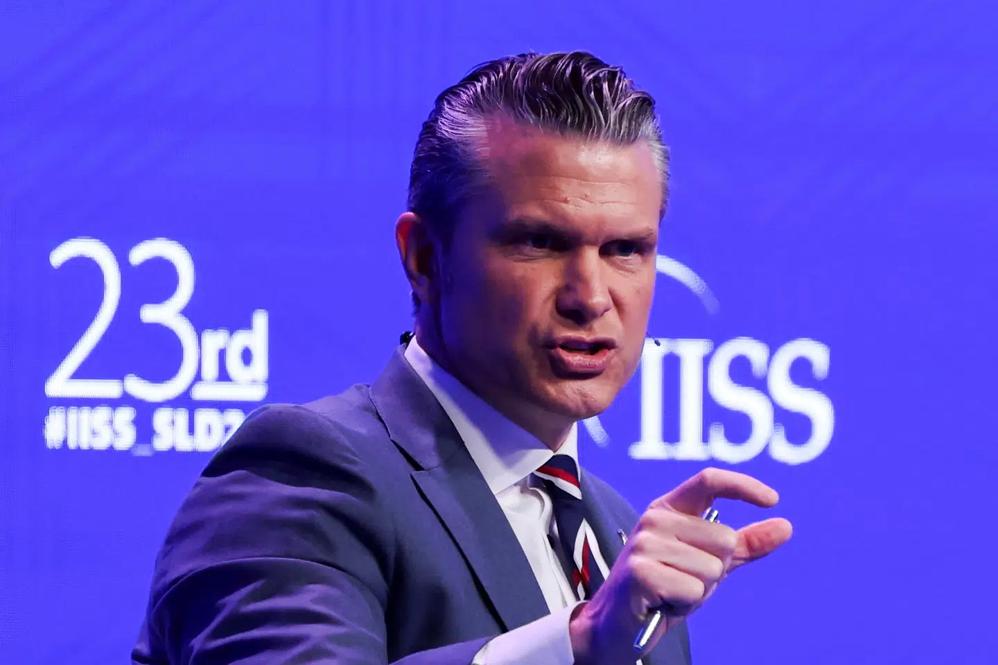 USA's forsvarsminister, Pete Hegseth, taler lørdag ved årlig forsvars- og sikkerhedskonference i Singapore.