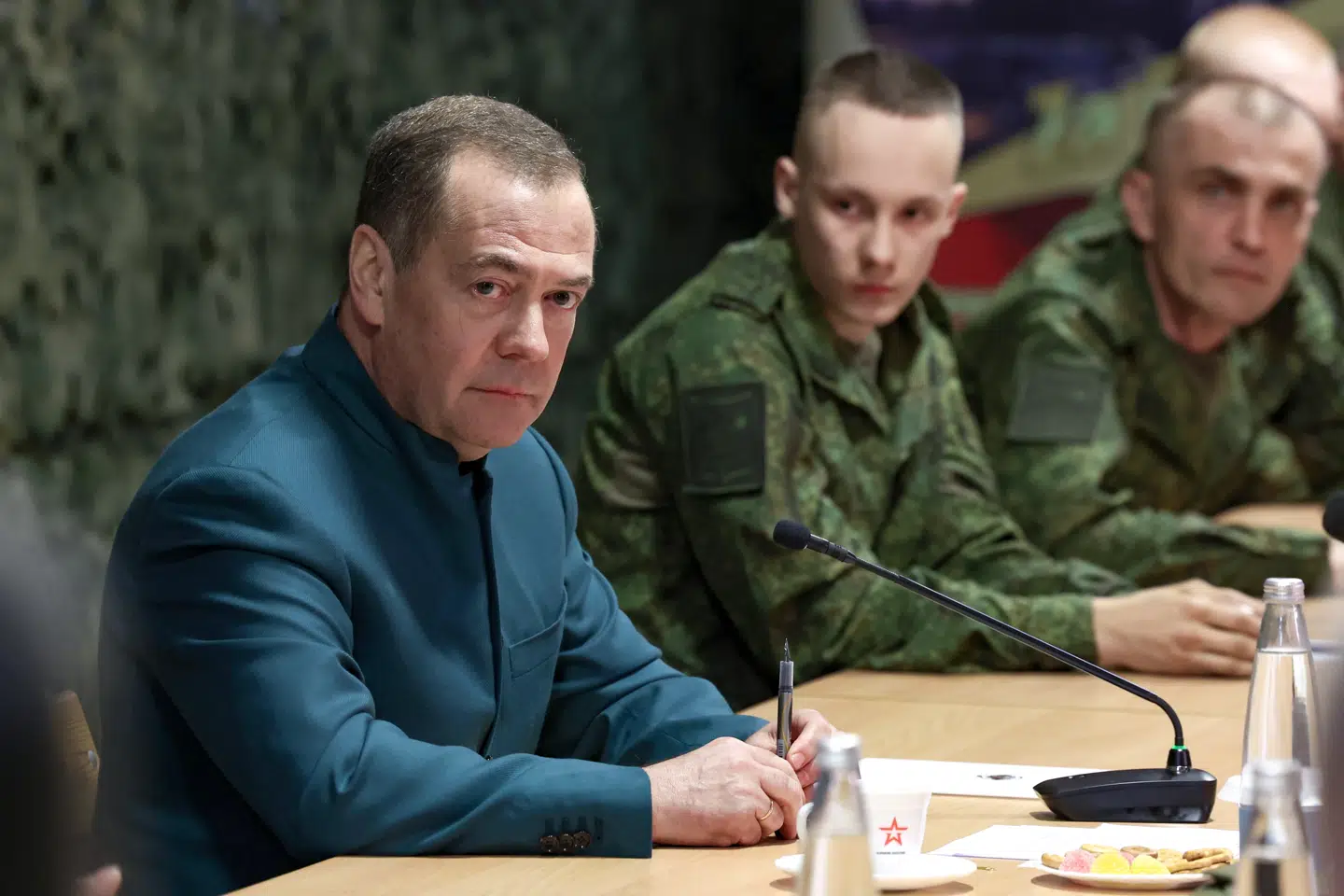 Dmitrij Medvedev ses her under et møde den 30. april.