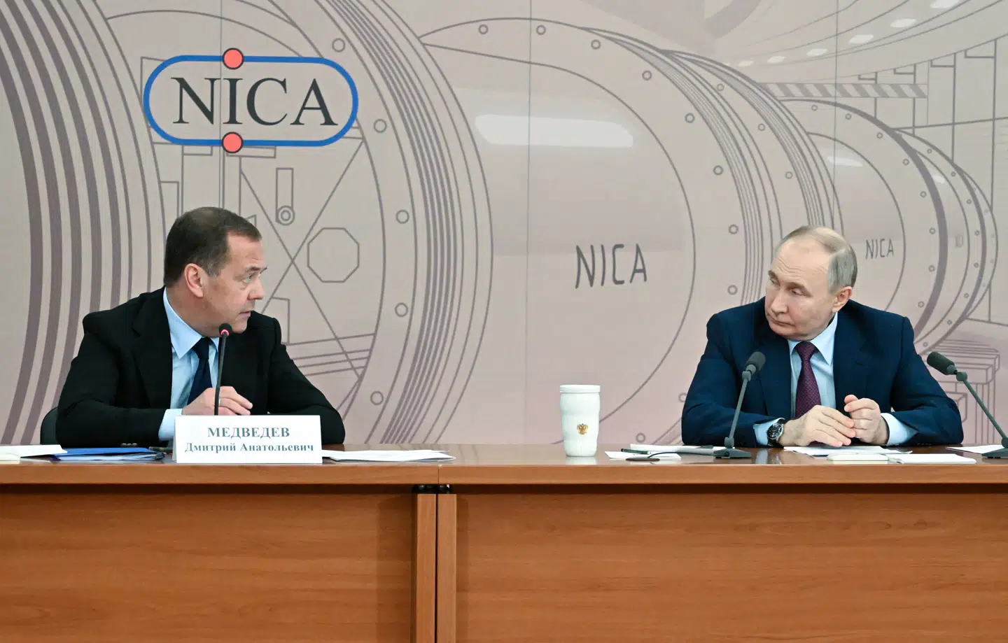 Den russiske præsident, Vladimir Putin, ses her med Dmitrij Medvedev i 2024.
