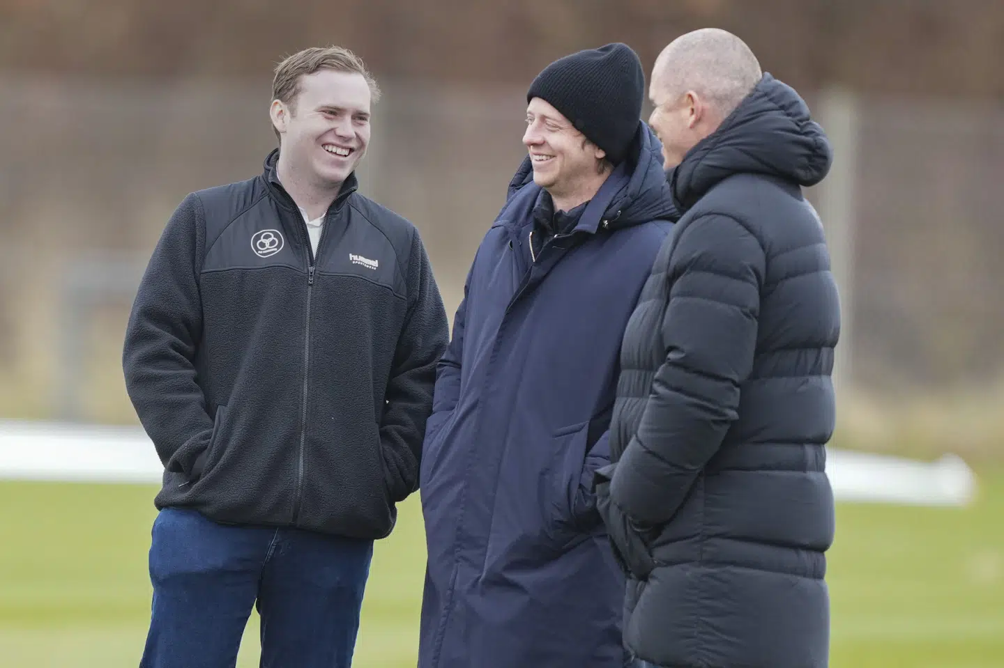 AC Horsens' sportsdirektør, Esben Hansen (til højre), sammen med bestyrelsesmedlemmerne Adam og Colin Binnie, sønner af ejeren Bill Binnie. Hansen opgav i marts ambitionen om oprykning, men Horsens har siden vendt sæsonen på hovedet. (Arkivfoto).