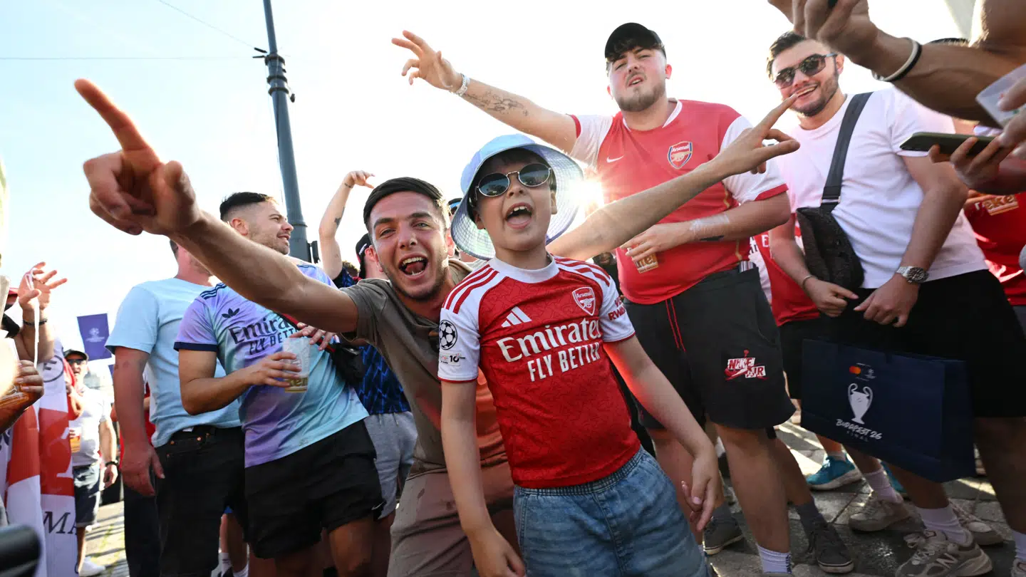 Det ændrede spilletidspunkt skyldes ikke mindst hensynet til de yngste fans. Fredag indtog fodboldtilhængere gaderne i Budapest i Ungarn. Her er det Arsenal-fans, der har en fest.