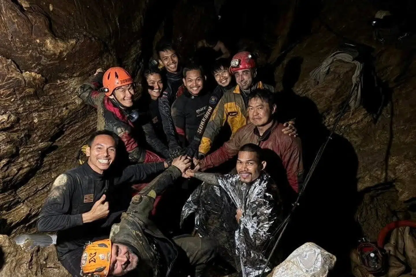 Redningsfolk stiller fredag op til billede under aktion for at få lokale ud af hule i Laos. Lørdag er flere blevet hentet ud. (Arkivfoto).