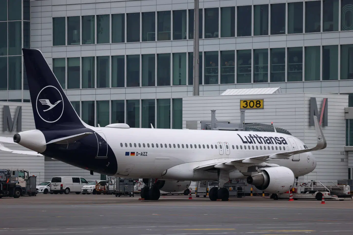 Et Lufthansa-fly står i lufthavnen i München, hvor der lørdag var mistanke om droneaktivitet. Politi undersøgte området, men fandt intet mistænkeligt. (Arkivfoto).