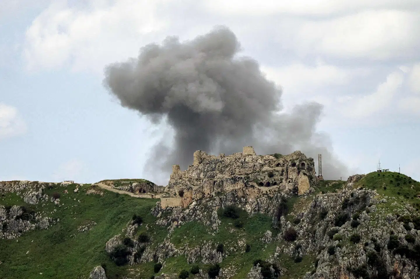 Røg stiger op bag Beaufort-borgen i Libanon efter et israelsk angreb tidligere i maj. (Arkivfoto).