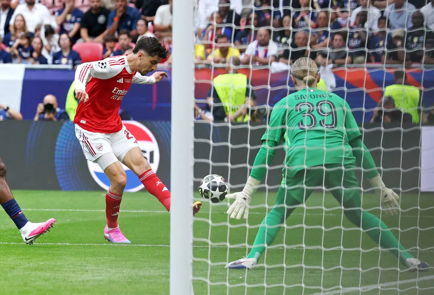 Arsenals tyske angriber Kai Havertz bringer englænderne foran 1-0 mod PSG i Champions League-finalen.
