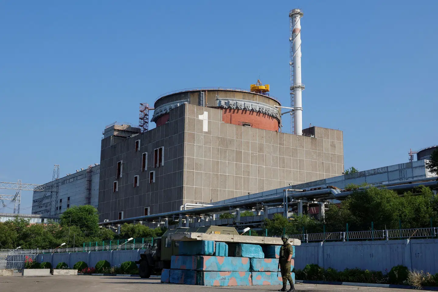 En russisk soldat holder vagt uden for atomkraftværket Zaporizjzja. (Arkivfoto).