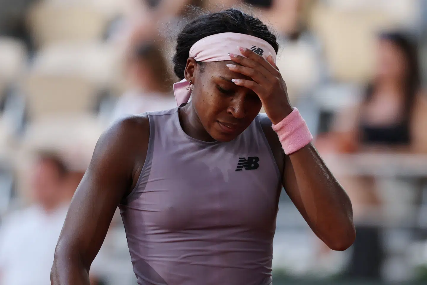 Den forsvarende mester Coco Gauff er ude af French Open efter nederlaget i tredje runde mod Anastasia Potapova.