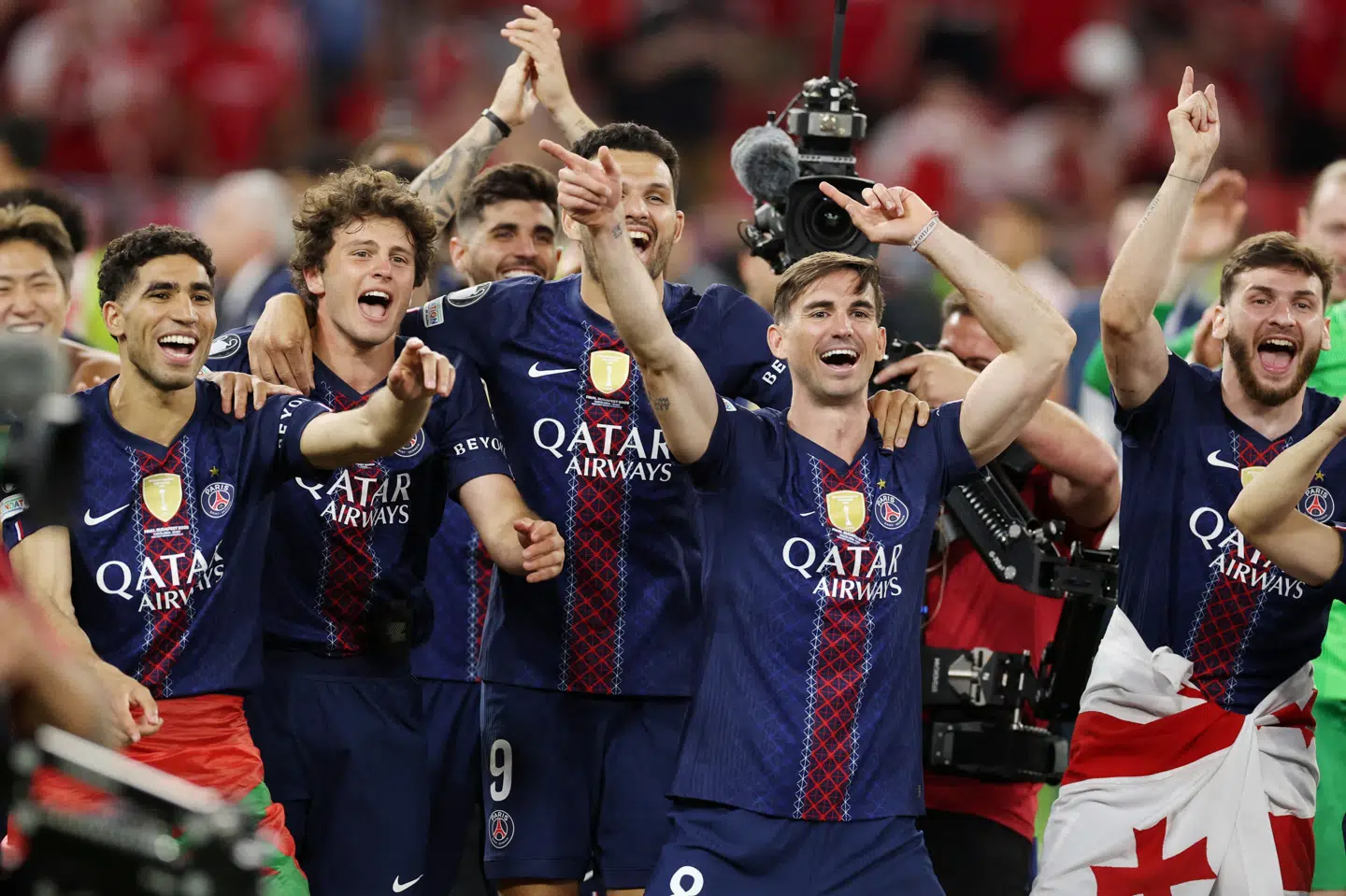 PSG jubler efter en finalesejr over Arsenal. Franskmændene sad tung på kampen, men Arsenal stod godt imod i defensiven.