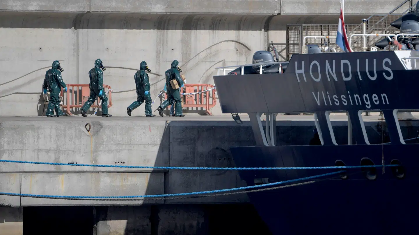 Tidligere i maj lagde skibet MV 'Hondius' til i havnen på den spanske ø Tenerife, hvor passagererne blev mødt af personer i beskyttelsesdragter.