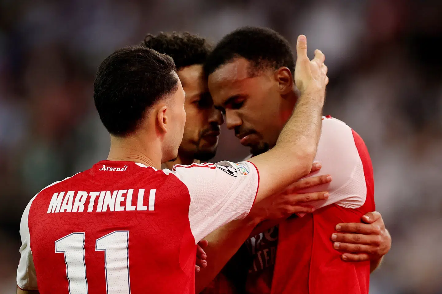 Arsenals Gabriel Magalhes bliver trøstet af sine holdkammerater, efter at han netop har misset det afgørende straffespark i Champions League-finalen lørdag aften i Budapest mod Paris Saint-Germain.
