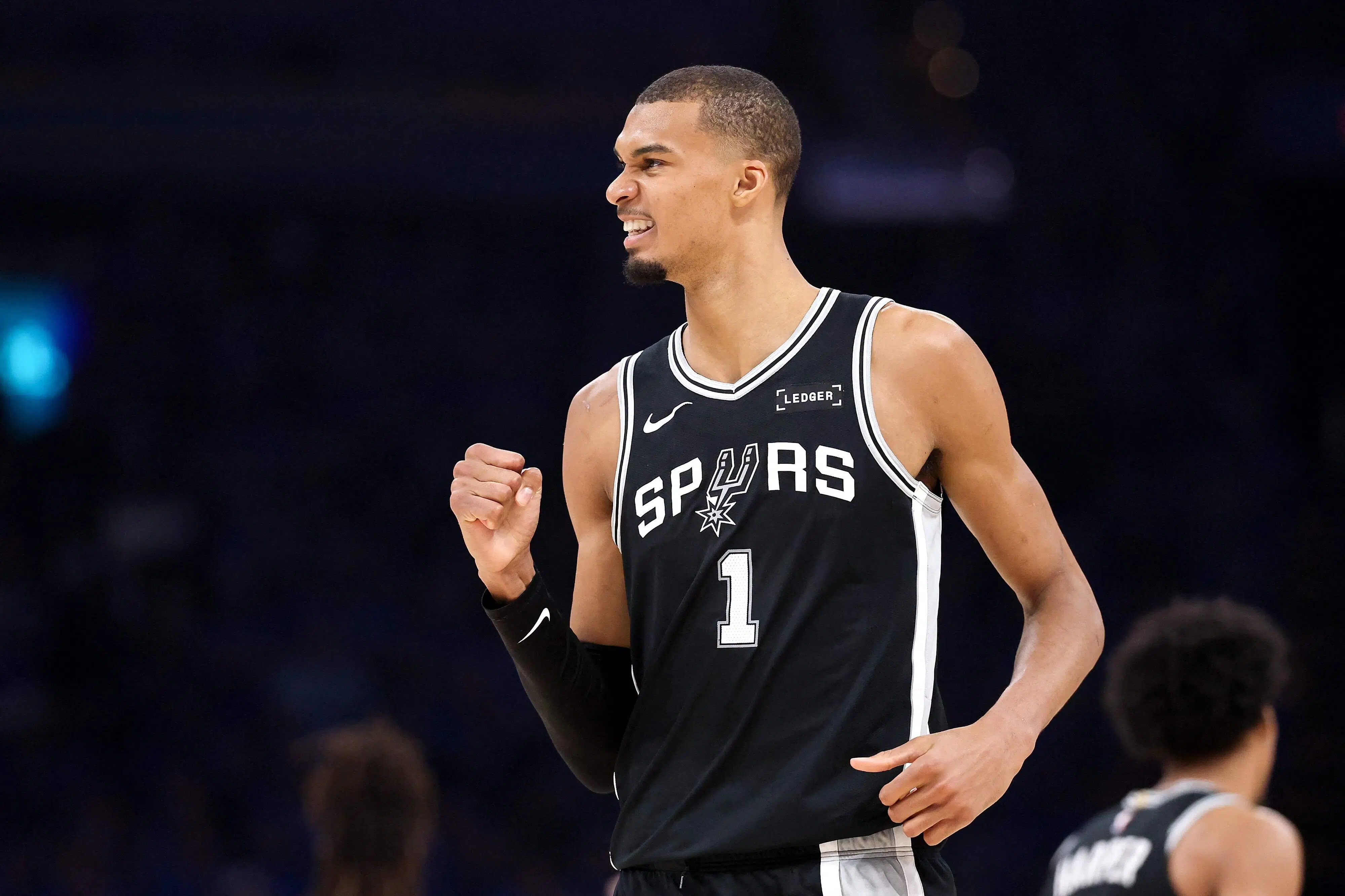 San Antonio slår forsvarende NBA-mestre og booker finaleplads