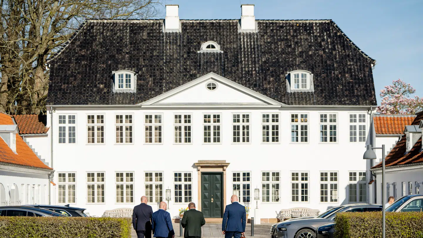 ARKIVFOTO. Her ses Moderaternes formand, Lars Løkke Rasmussen, ved Marienborg, hvor regeringsforhandlingerne har stået på den seneste tid.