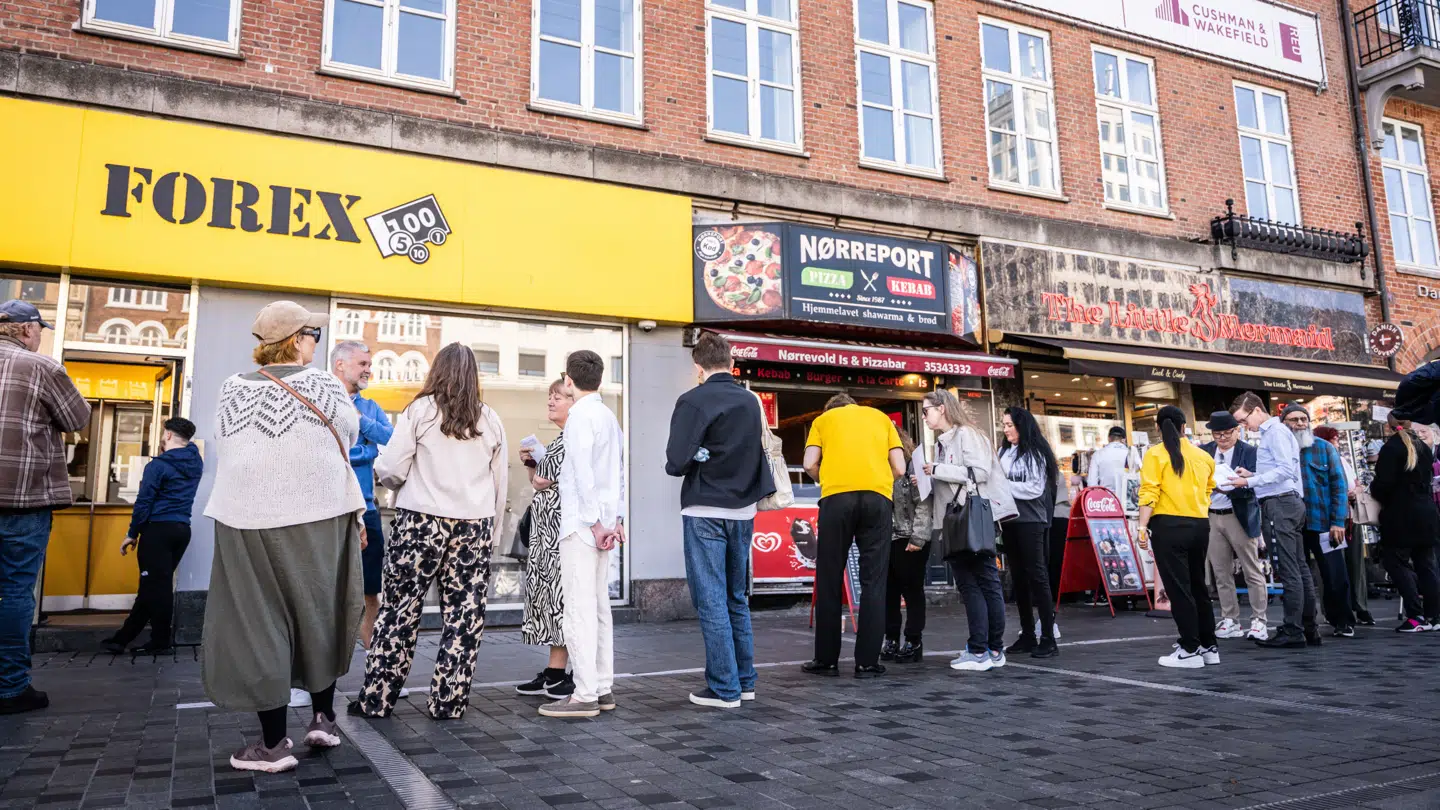 Kø ved vekselbureauet Forex på Nørreport i København lørdag 23. maj.