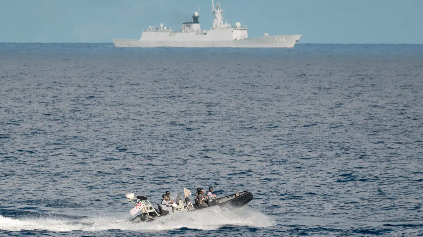 Et kinesisk patruljeskib ses (bagest i billedet, red.) sejle i Scarborough Shoal i 2025.