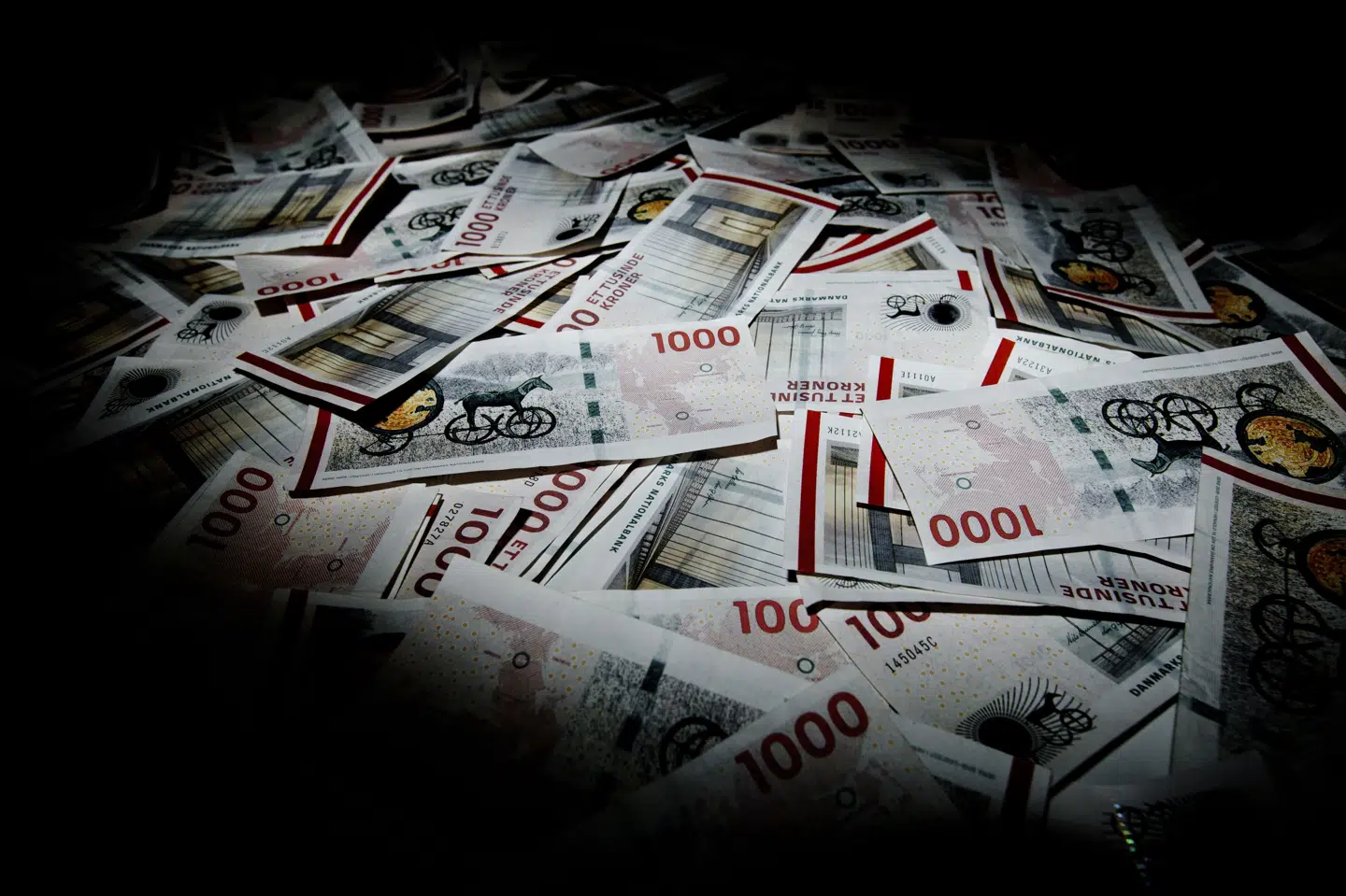 1000-kronesedler har ikke kunnet bruges i butikker i et år. Fra mandag kan man heller ikke bytte dem til gyldige sedler længere. (Arkivfoto).