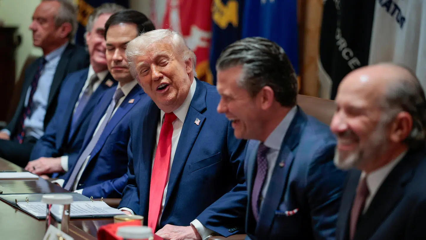Et af problemerne ifølge eksperterne er, at Trump udelukkende omgiver sig med folk, der er enige med ham og giver ham ret. Her et billede fra et kabinetsmøde i Det Hvide Hus.