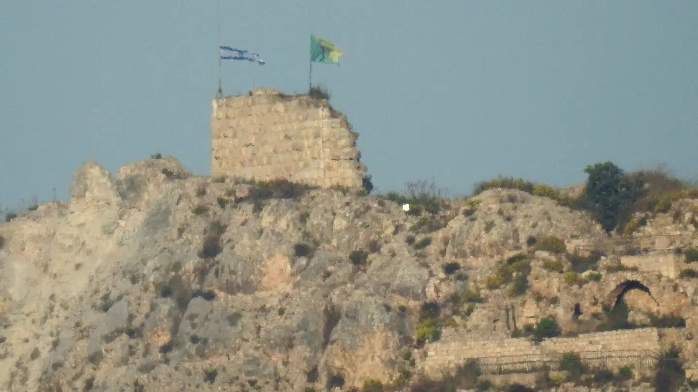 Det israelske flag hejses på Beaufortborgen i Libanon.