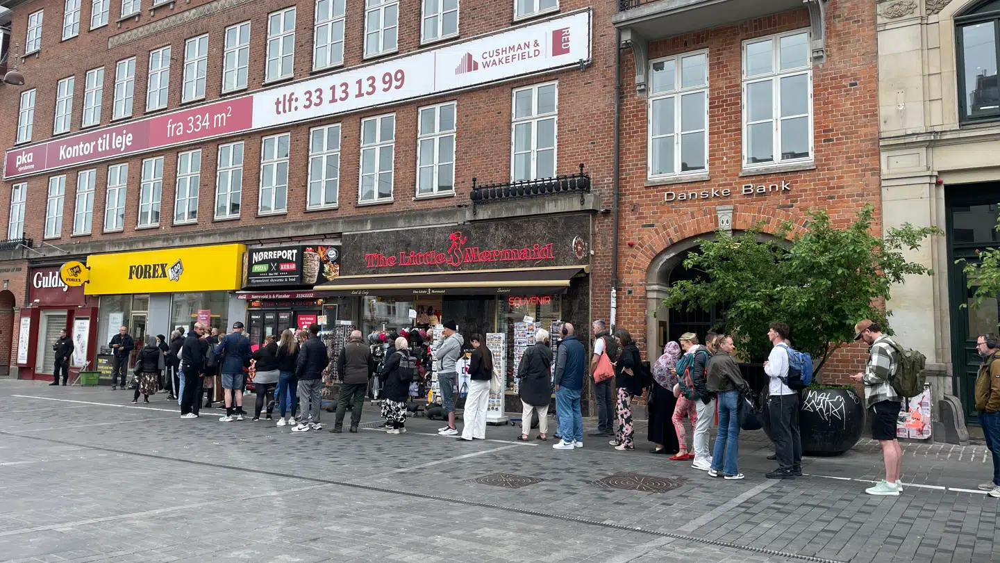 Køen foran Forex ved Nørreport lidt før klokken 10 søndag.