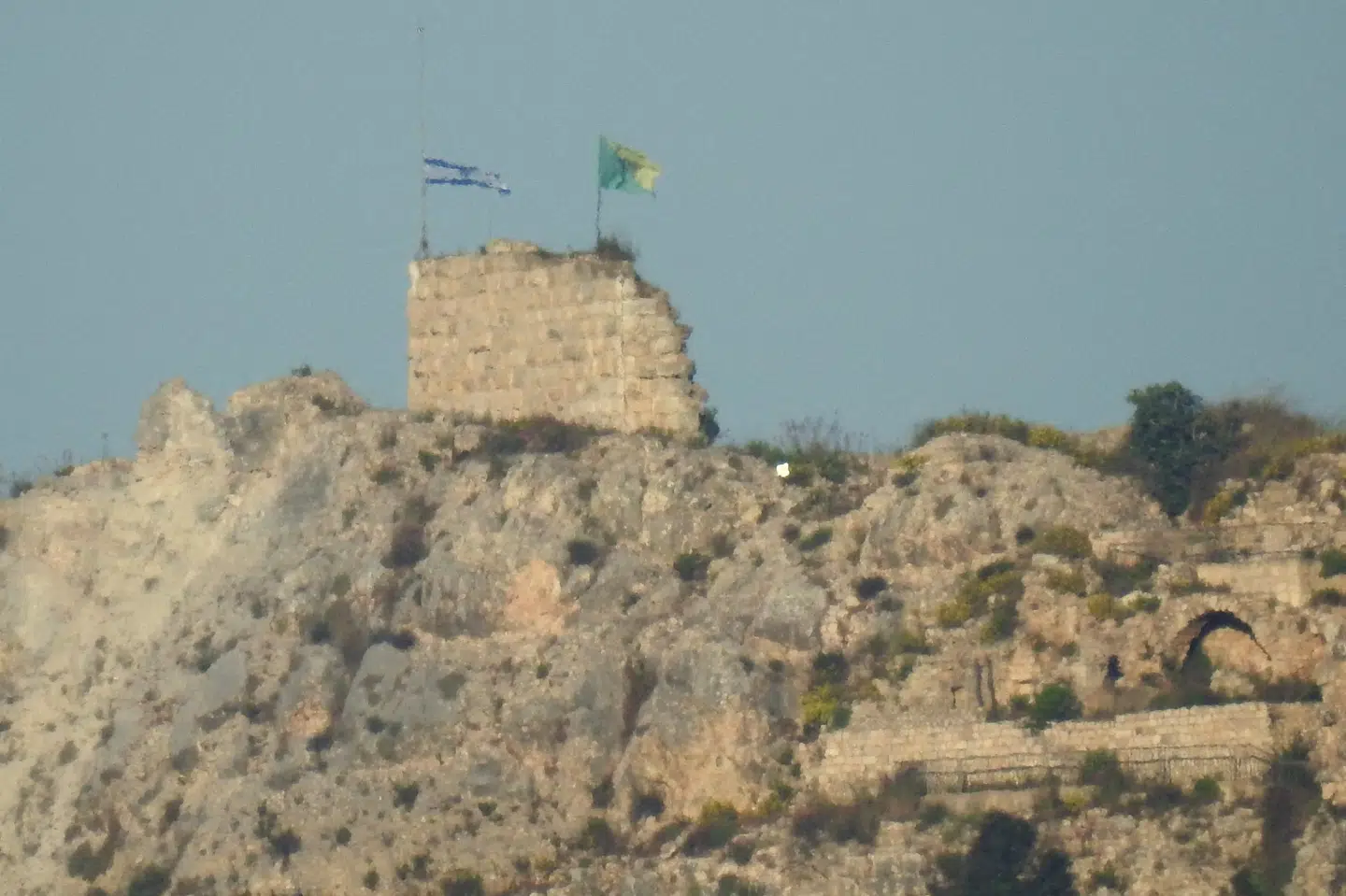 Det israelske flag hejses på Beaufortborgen i Libanon.