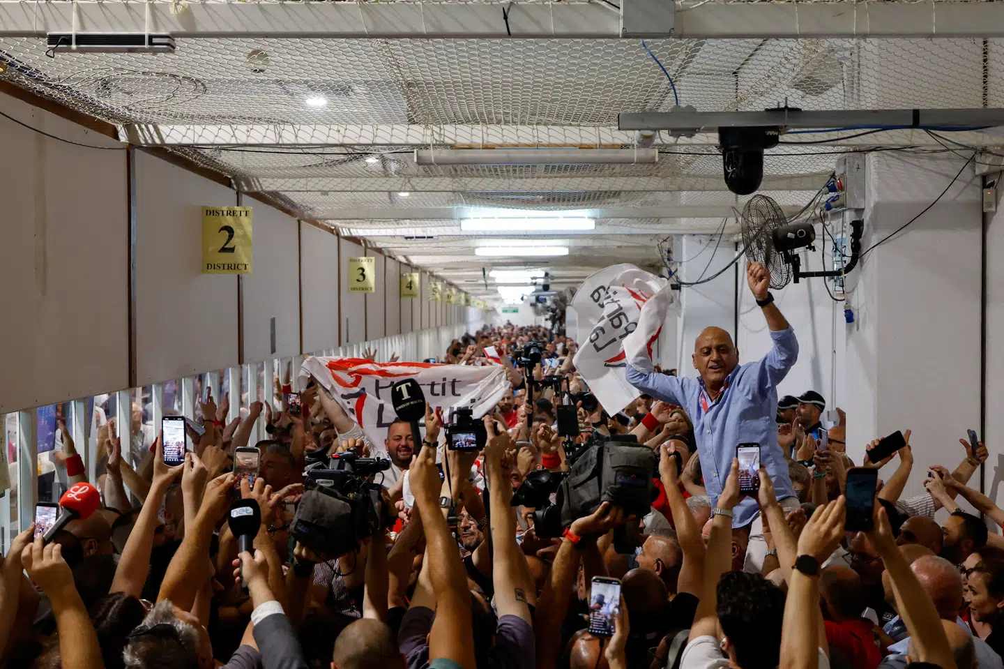 Partifolk fejrer valgresultat i Malta søndag.