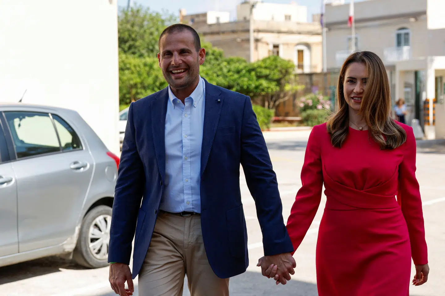 Maltas premierminister, Robert Abela, ankommer sammen med sin hustru, Lydia, til et stemmested i byen Zejtun i Malta.