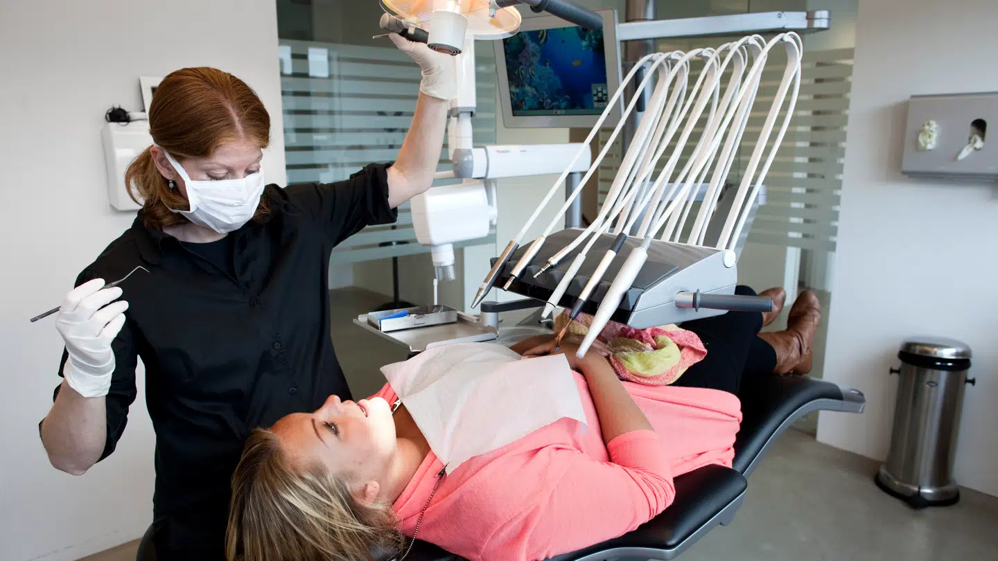 Hvis du bløder, når du bruger en såkaldt interdentalbørste, har du betændelse, lyder det.