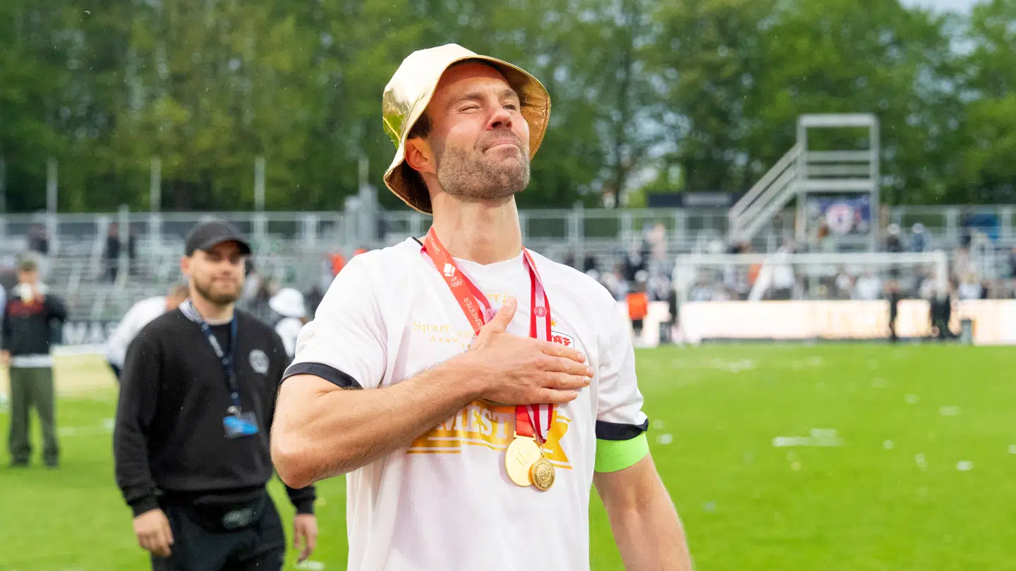 AGFs Patrick Mortensen fejrer mesterskabet fansene efter superligakampen mellem AGF og Viborg FF på Ceres Park Vejlby i Aarhus søndag den 17. maj 2026.