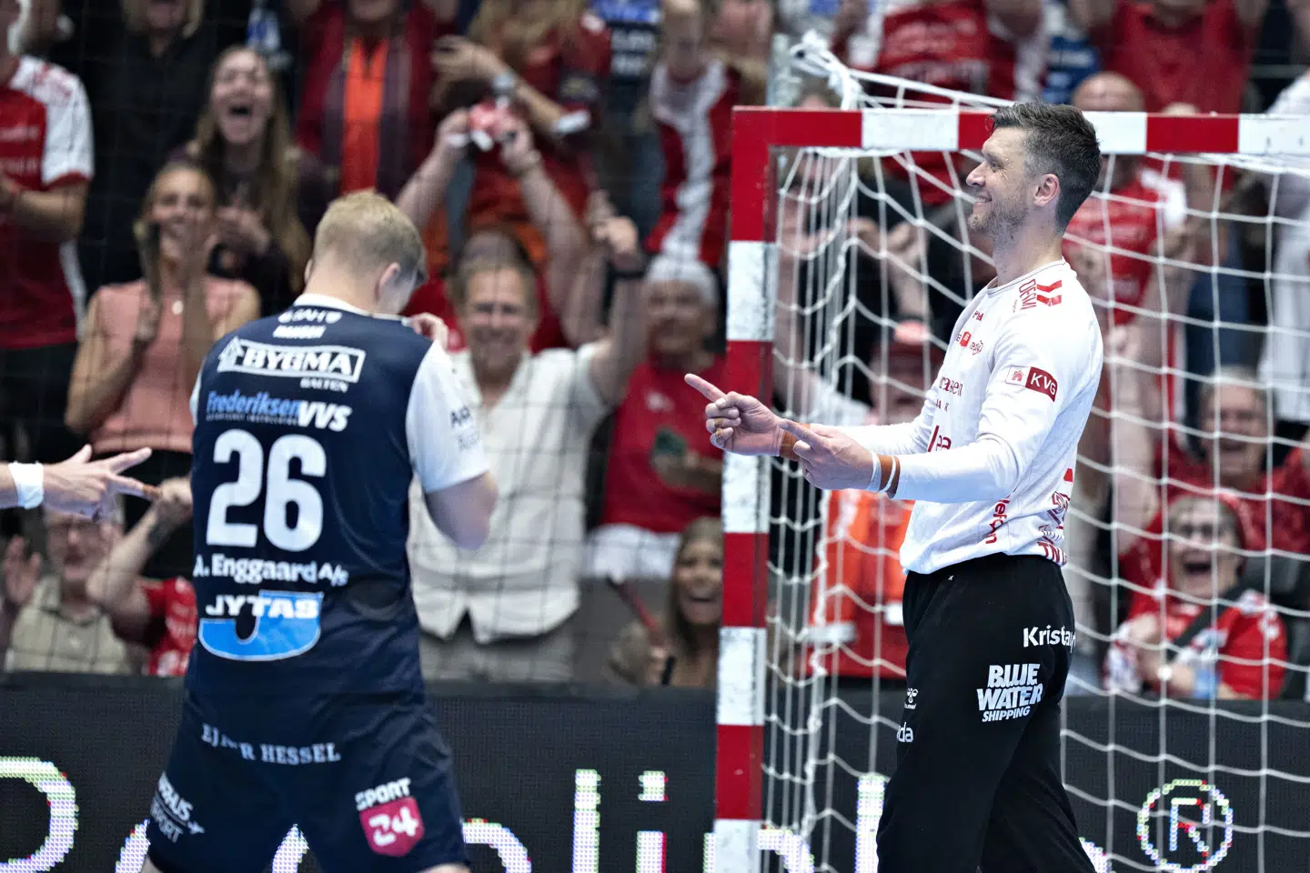 Niklas Landin trak sig sejrsrigt ud af den sidste duel med Johan Hansen.