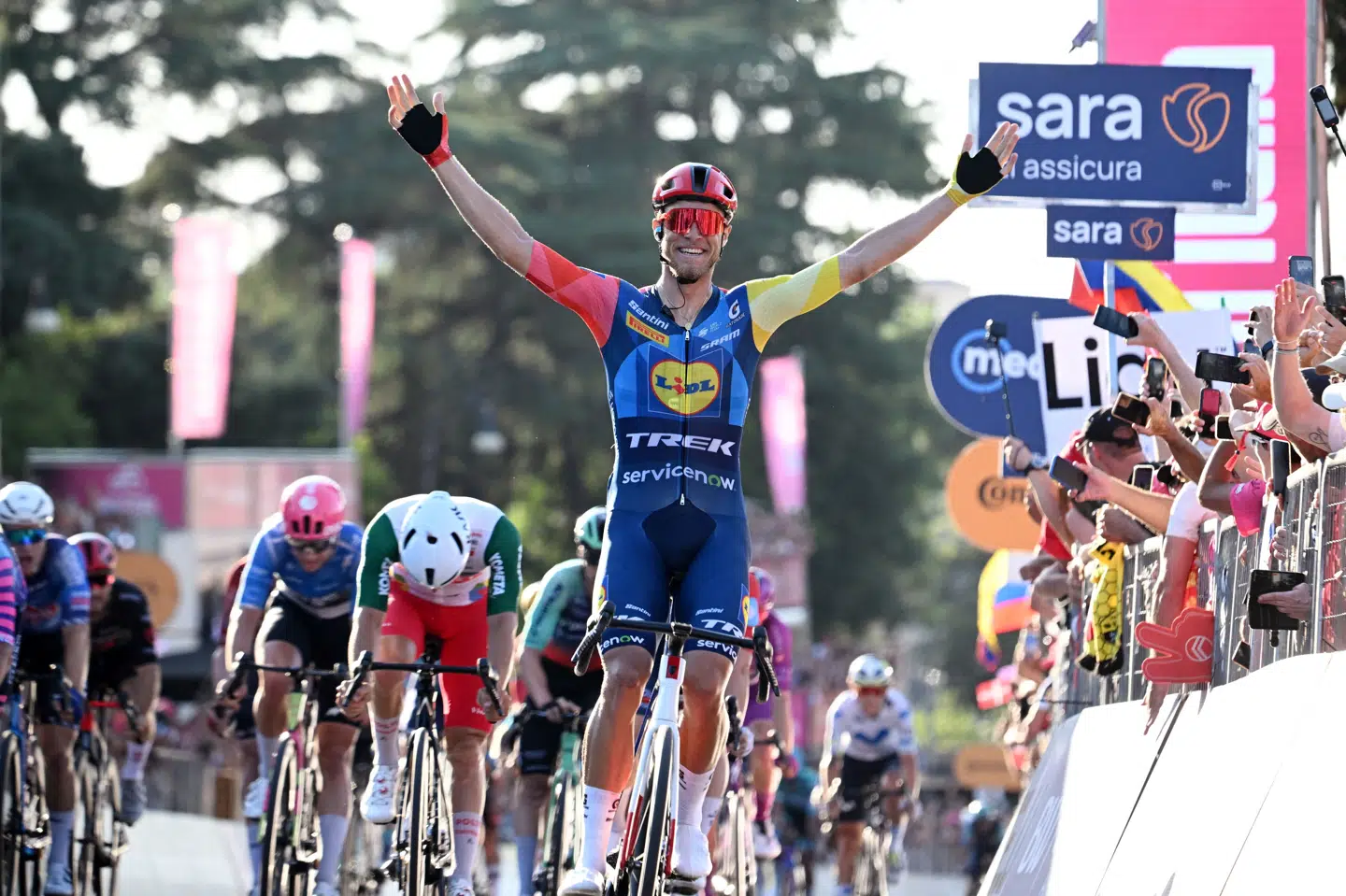 Hjemmebanehelten Jonathan Milan sejrede på sidste Giro d'Italia-etape i Roms gader.