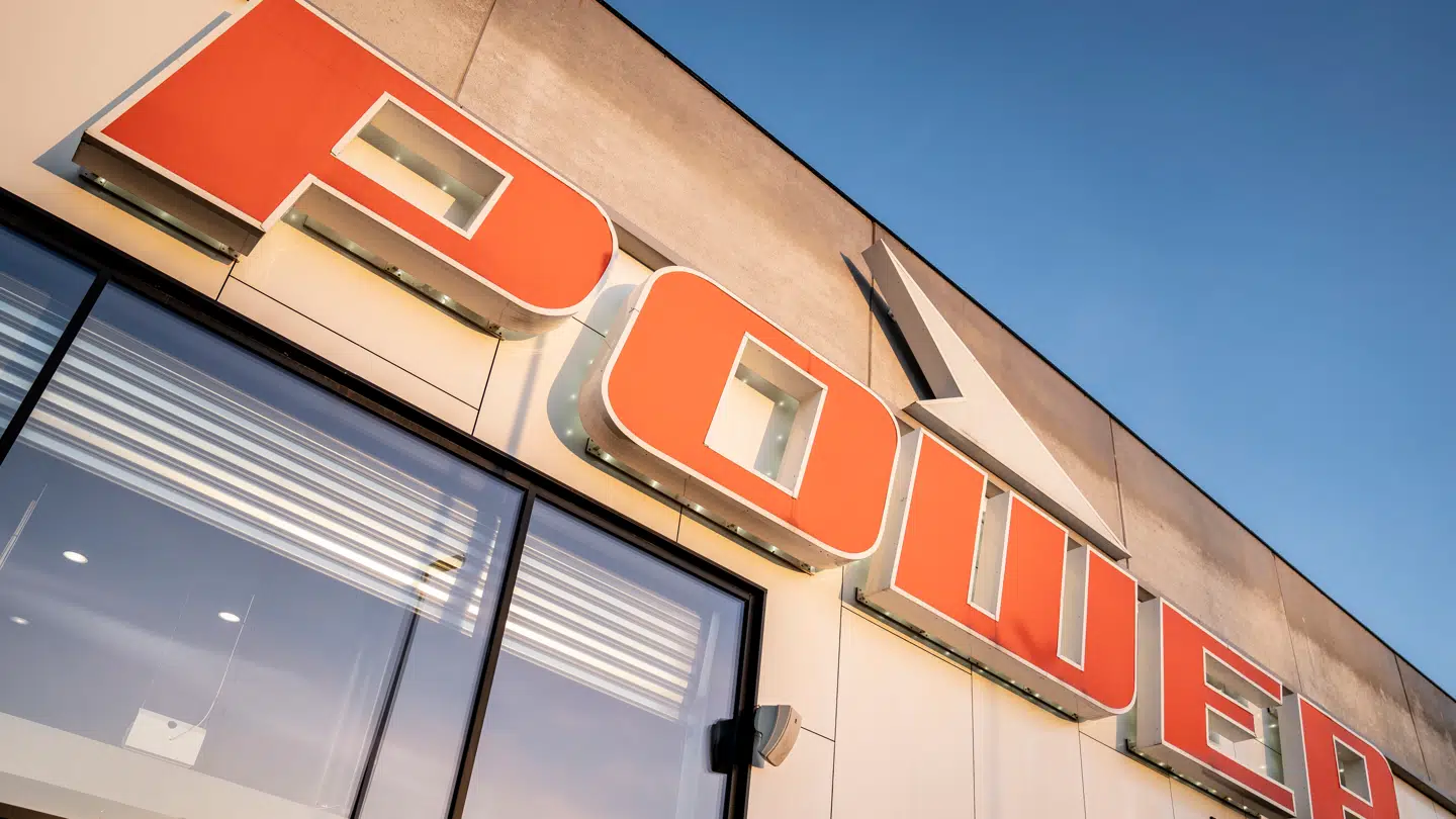 Power har i dag 1200 ansatte fordelt i 29 butikker i Danmark.