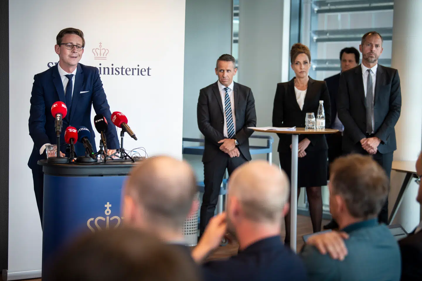 Daværende skatteminister Karsten Lauritzen (V) indkaldte til pressemøde om forliget med de amerikanske pensionskasser i maj 2019. I baggrunden ses daværende fagdirektør i Særlig Kontrol i Skattestyrelsen Steen Bechmann Jacobsen, daværende direktør i Skattestyrelsen Merete Agergaard og advokat Boris Frederiksen fra Kammeradvokaten yderst til højre.