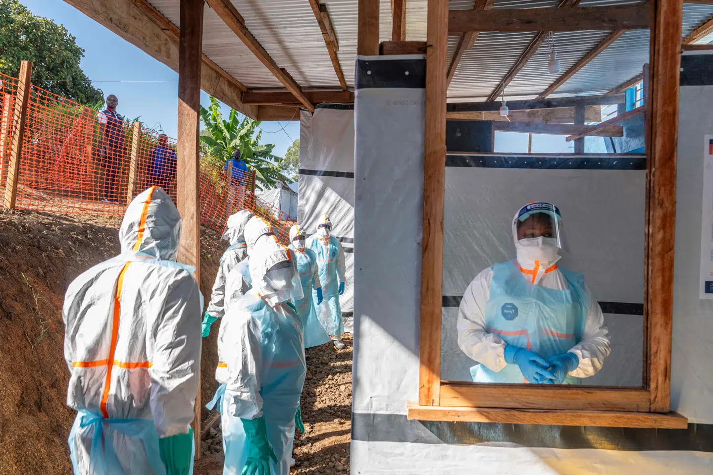Sundhedspersonale er søndag samlet ved en ebola-klinik i Bunia i den nordøstlige del af DR Congo - det land, der er hårdest ramt af det igangværende udbrud af den dødelige sygdom.