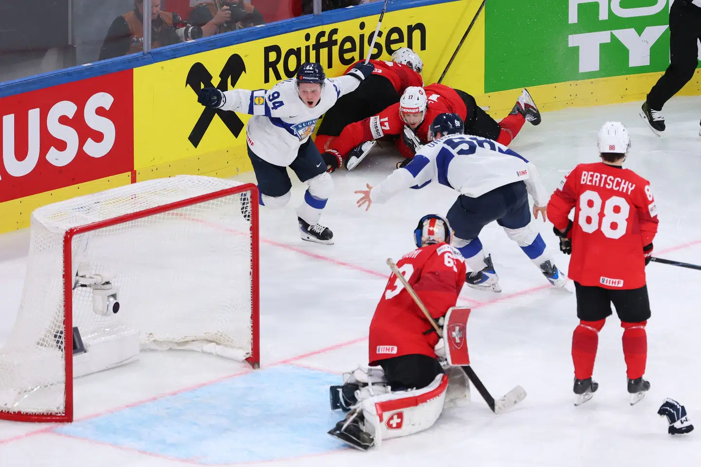 Konsta Helenius blev VM-finalens eneste målscorer og skaffede Finland guld. Schweiz er nu oppe på fem VM-finaler uden sejr.