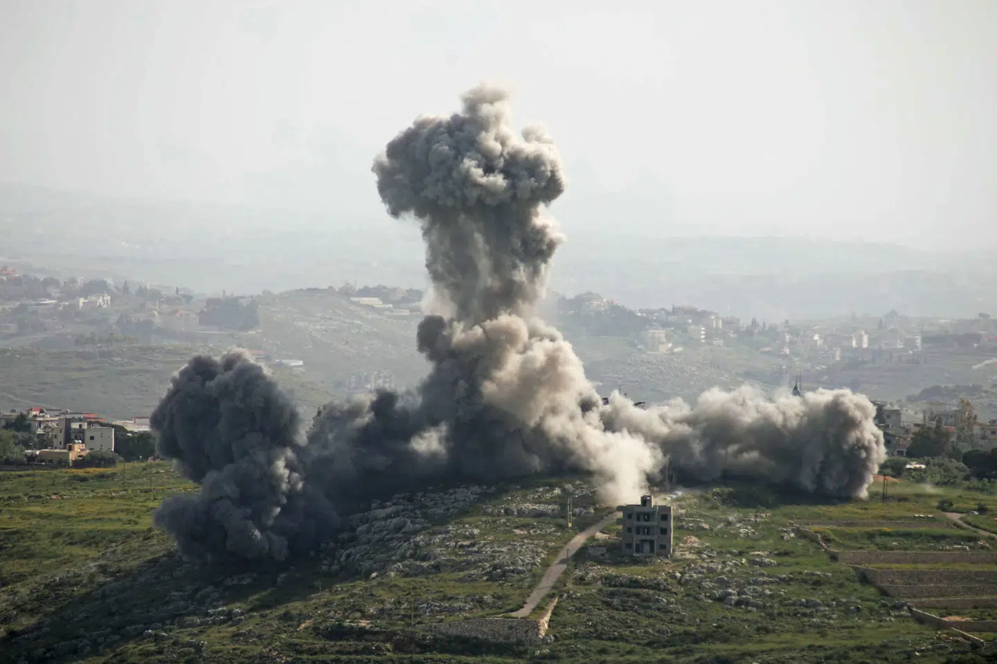 Røg stiger op efter et israelsk angreb i byen Deir Zahrani i det sydlige Libanon i midten af maj. Ifølge Libanons sundhedsministerium har byen søndag endnu en gang været udsat for angreb fra Israels militær. Otte meldes dræbt. (Arkivfoto).