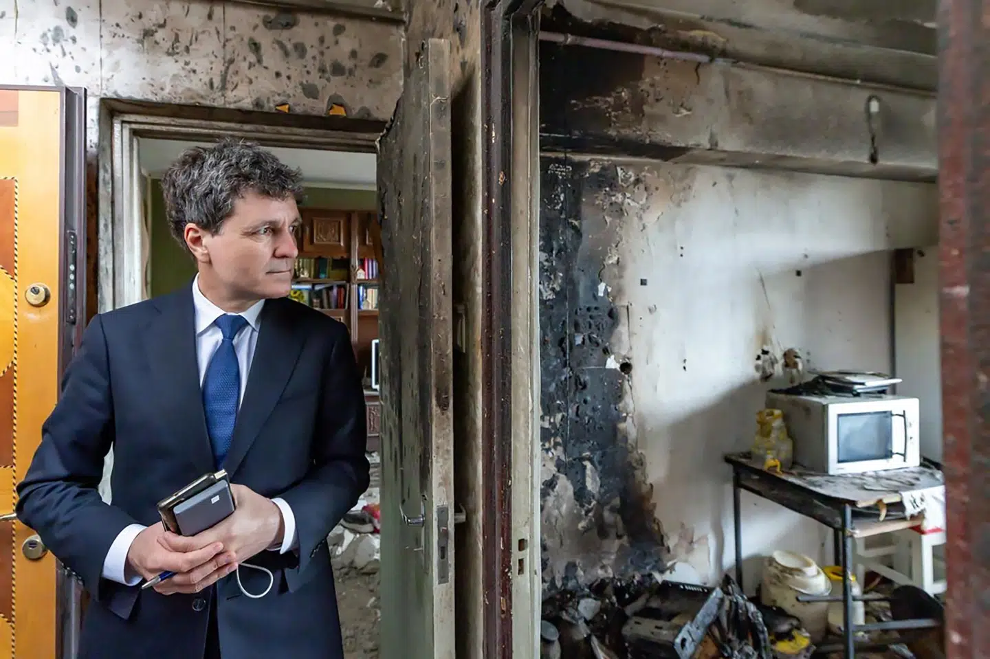 Rumæniens præsident, Nicușor Dan, besøgte fredag en lejlighedsbygning, der blev ramt af en drone, hvilket sårede to personer. Søndag har analytikere konkluderet, at dronen var russisk. (Arkivfoto).
