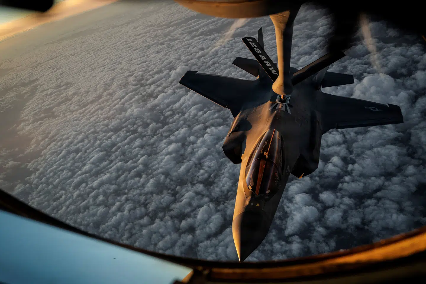 Et amerikansk kampfly bliver tanket op i luften. Ifølge det amerikanske militærs centralkommando, Centcom, har USA's bombefly slået til flere steder i Iran lørdag og søndag. (Arkivfoto).