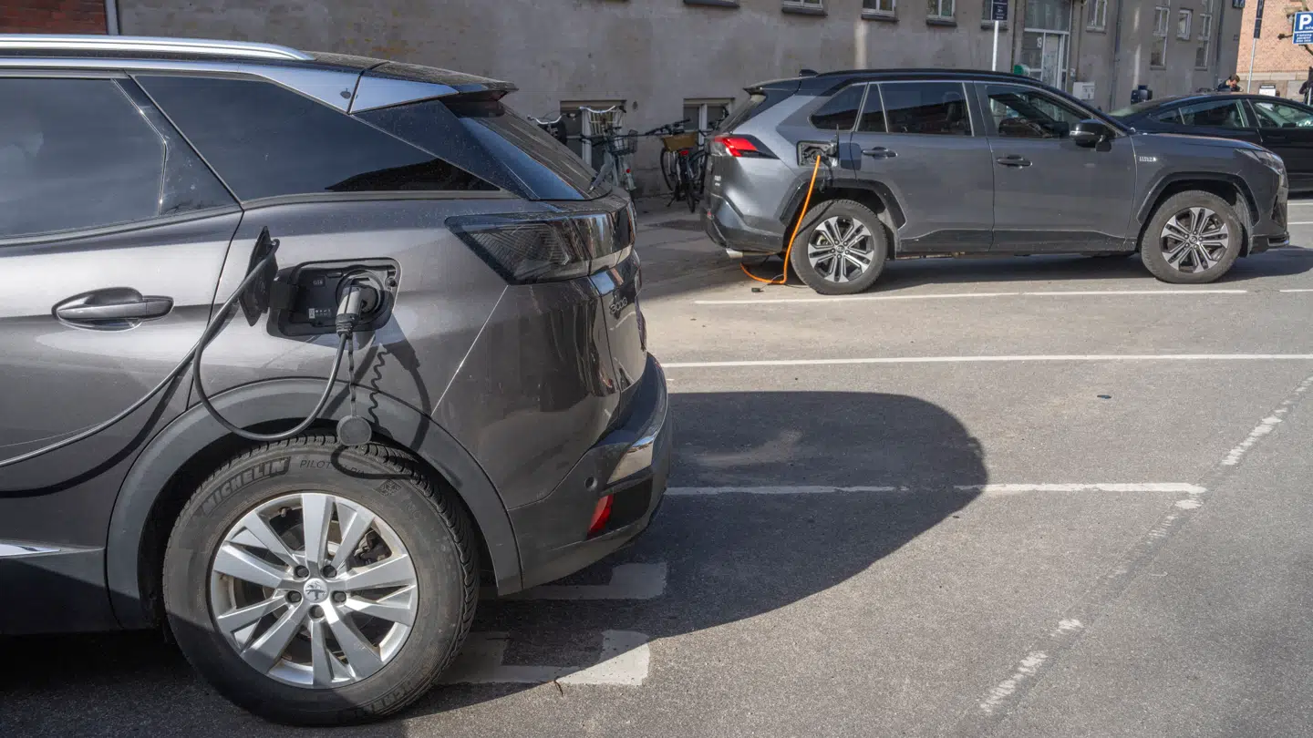 På billedet ses elbiler fra Peugeot og Toyota.