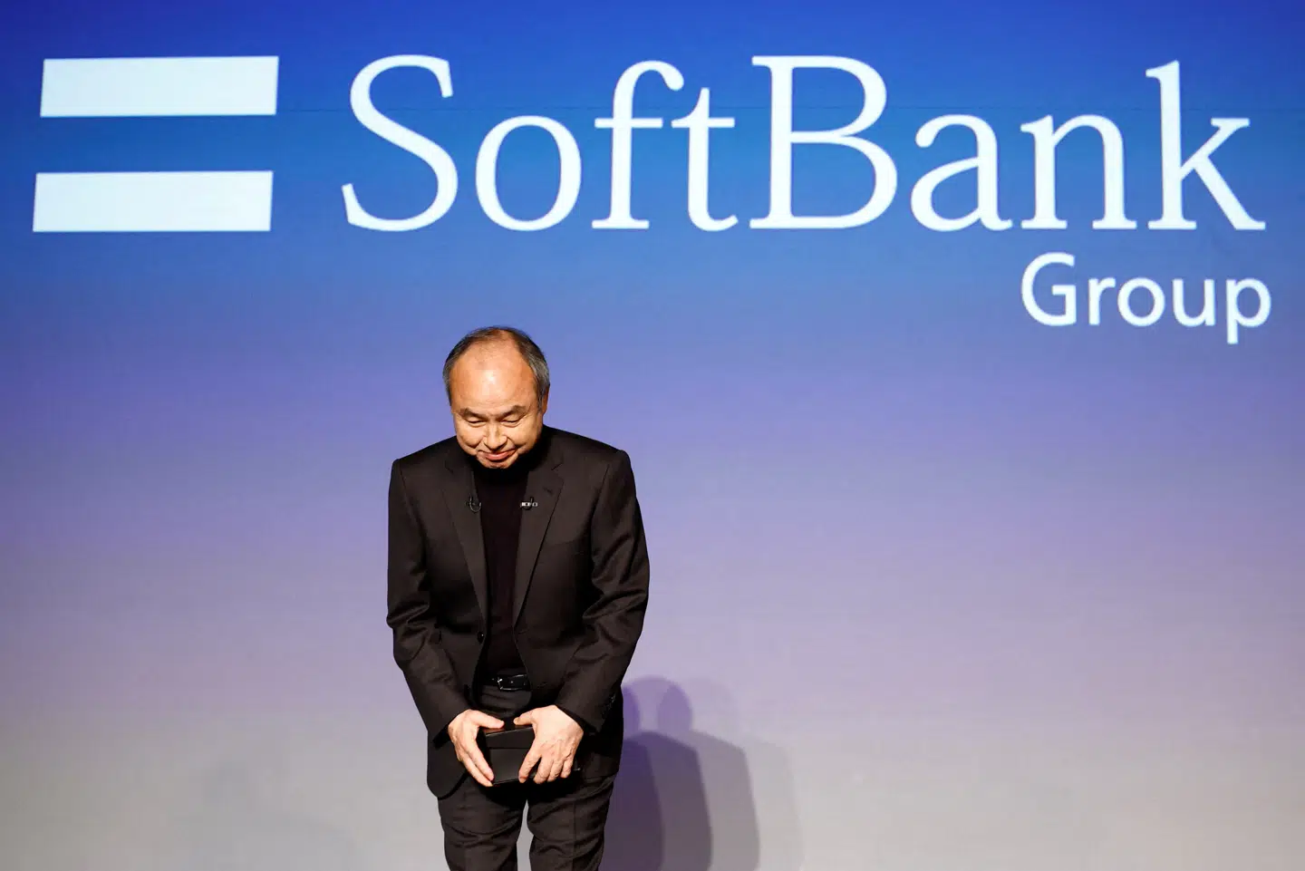 Topchefen hos SoftBank Masayoshi Son ses her til en konference om kunstig intelligens i Tokyo.