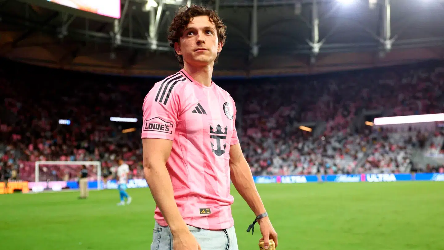 Som så mange andre briter er Tom Holland stor fodboldfan. Her ses han til en kamp mellem de amerikanske hold Inter Miami og Philadelphia Union. I hånden har han en dåseøl fra sit eget mærke, Bero, der udelukkende producerer alkoholfri øl. Den 1. juni fylder den engelske skuespiller Tom Holland 30 år. -