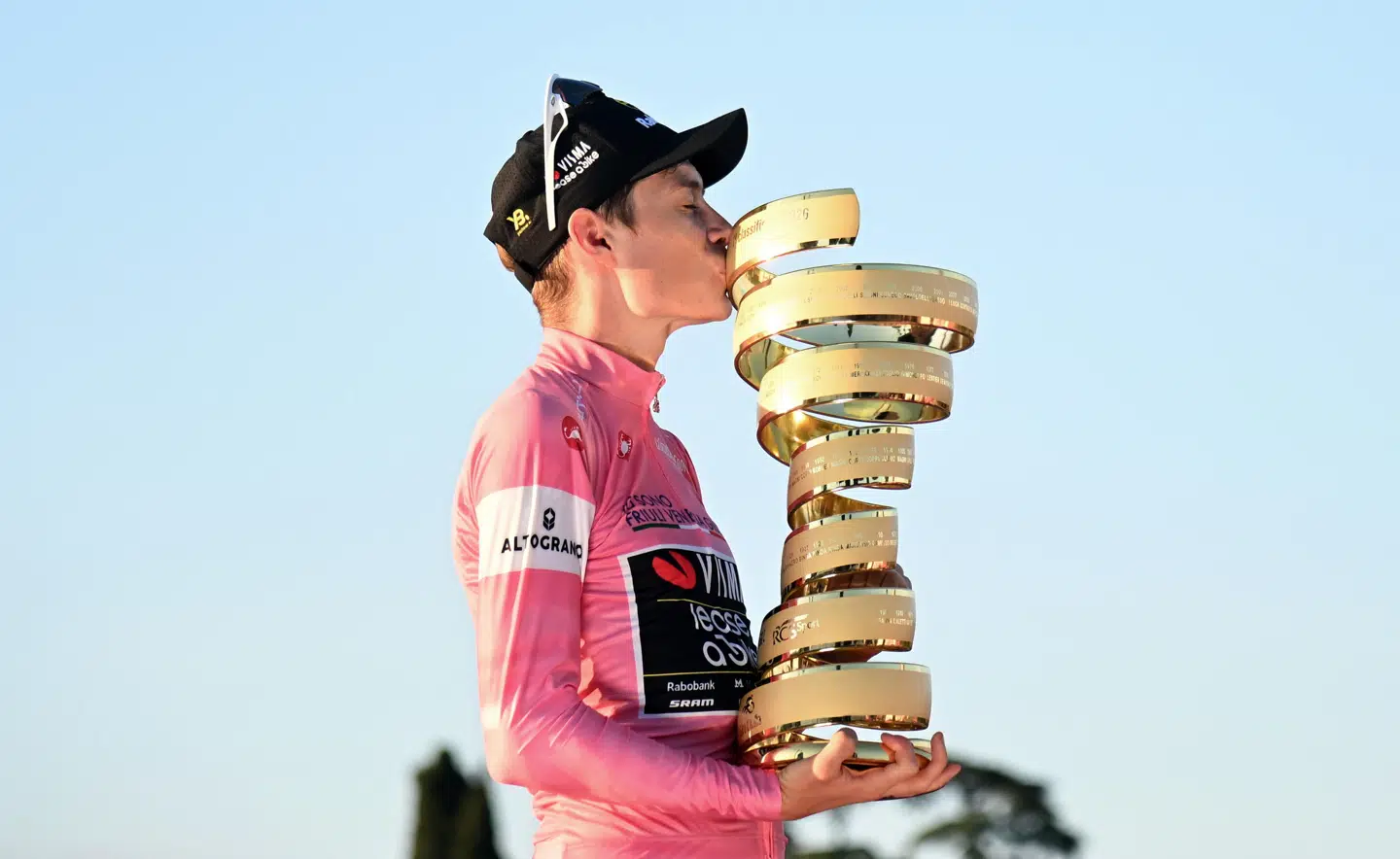 Jonas Vingegaard kysser trofæet efter at han søndag vandt Giro d'Italia sammenlagt.