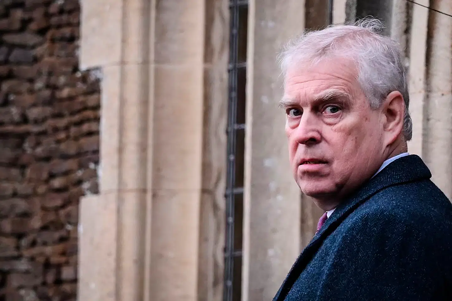 Den tidligere prins Andrew Mountbatten-Windsor havde en relation til seksualforbryderen Jeffrey Epstein og blev anholdt tilbage i februar efter mistanke om embedsmisbrug. Det viser sig dog nu, at det britiske kongehus muligvis har siddet på oplysninger, der kunne have fældet den tidligere prins for seks år siden.